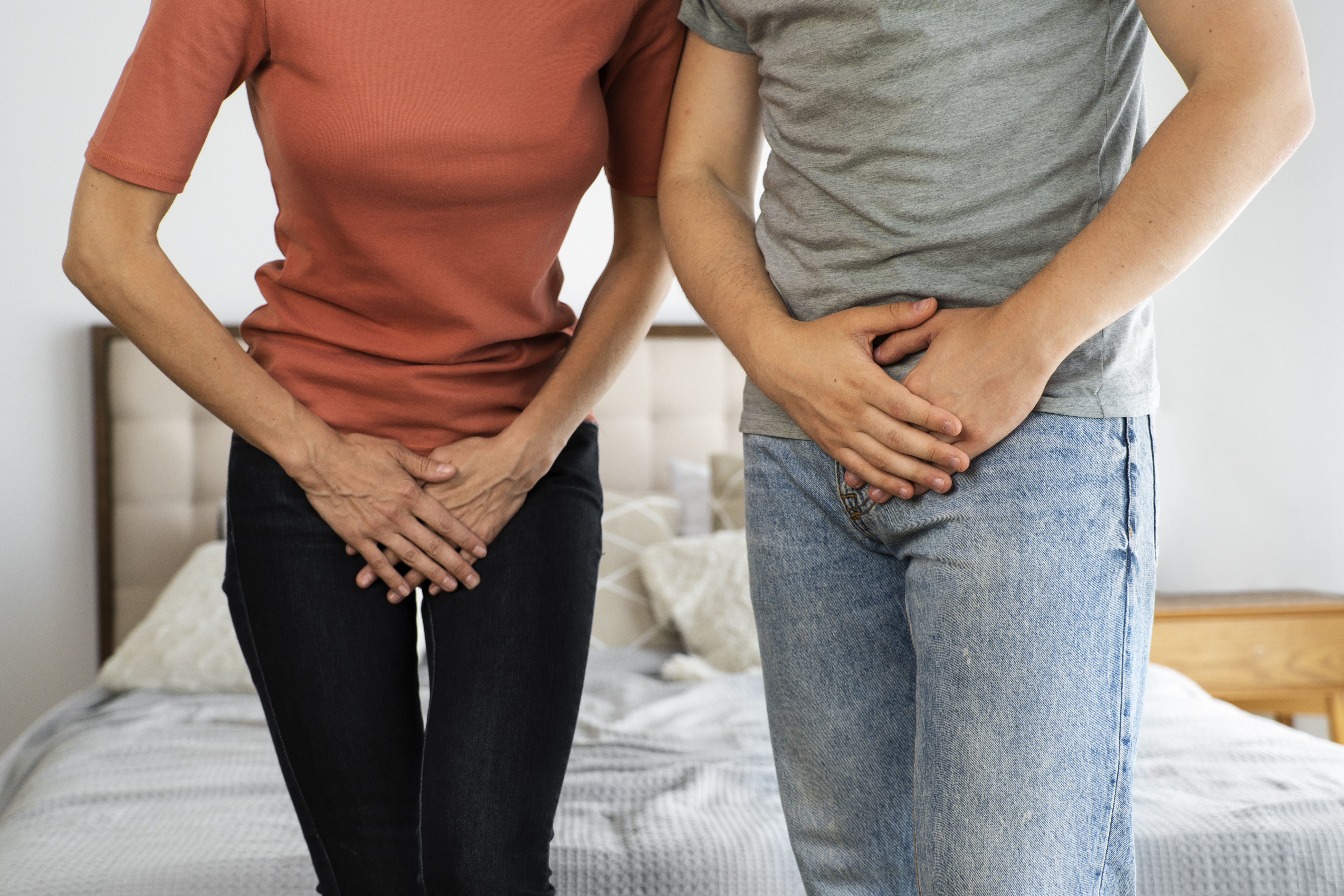 Hombre y mujer presentando síntomas de pubalgia